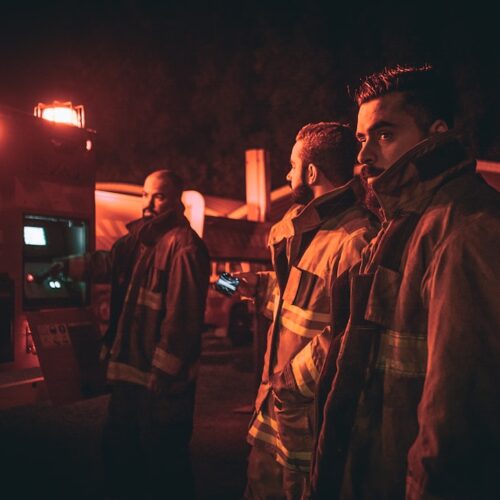 Kändisar i rollen som brandmän: Dramatiska framträdanden i brandkårsfilmer